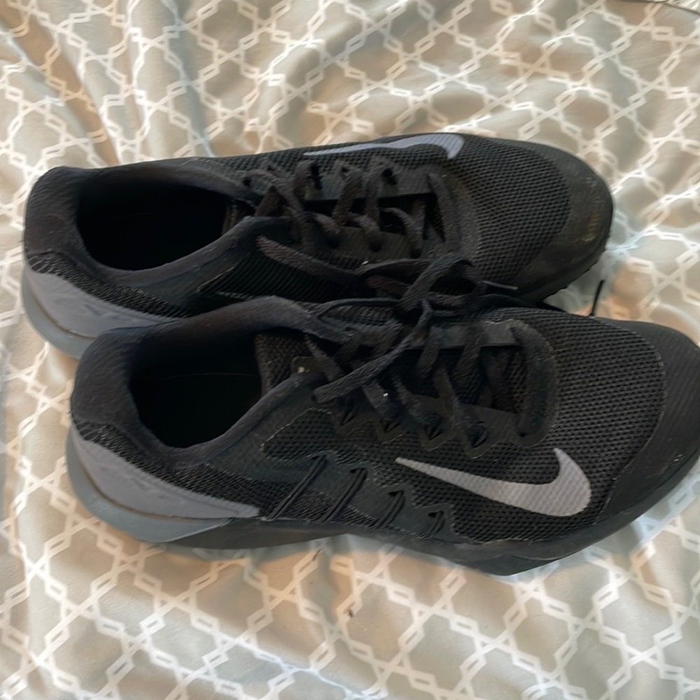Black Nike shoes, like new condition
